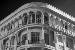 Image du Maroc Professionnelle de  Une des façades les plus représentatives de l’architecture du début du XXème siècle située sur le boulevard Mohamed V, l'un des plus anciens de "Casablanca". De nombreux architectes internationaux, et surtout des français, qui se sont inspirés des courants des Art Nouveau en vogue en Europe et particulièrement des Art Déco en y ajoutant des caractéristiques locales tel que, stucs, sculptures ou de zelliges, visible sur les façades des immeubles construits pour les colons à Casablanca, Dimanche 11 Janvier 2009. (Photo / Abdeljalil Bounhar)
 